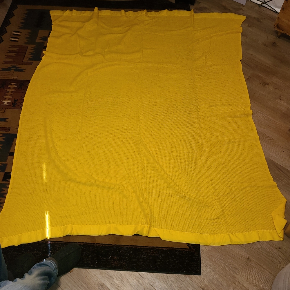 Vtg 60's 70's 100% Woven Acrylic Blanket Satin Trim Bright Yellow 72" x 89"